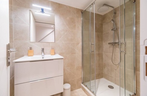 Guingamp Apartment | Logement D'exception : 8 Chambres et Babyfoot
