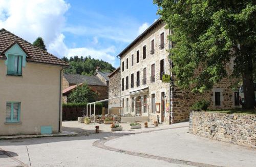 Saint-Poncy Hotel | Logis Hôtel Auberge de l'Allagnonette