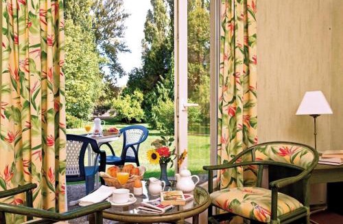 Le Veurdre Hotel | Logis Hôtel du Pont Neuf