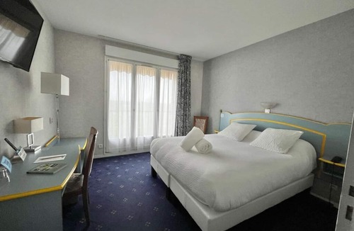Saint-Pere-sur-Loire Hotel | Logis Hôtel Sully le Château