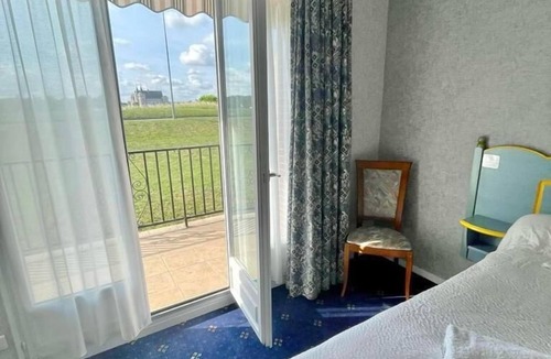 Saint-Pere-sur-Loire Hotel | Logis Hôtel Sully le Château