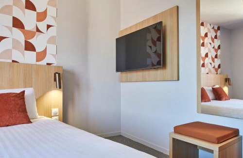 Puy-Guillaume Hotel | Logis Hôtel Larivaut, Puy-Guillaume