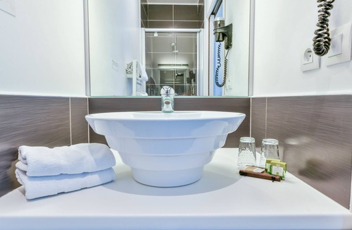 Cambo-les-Bains Hotel | Logis Hôtel & Restaurant La Villa Bleue