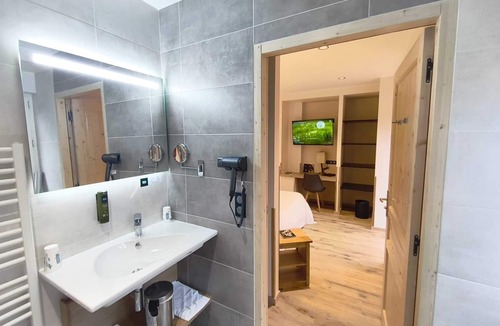 Banassac Hotel | Logis Hôtel Restaurant Les 2 Rives - A75, en bordure de rivière