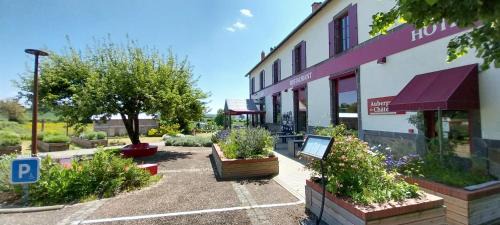 Saint-Remy-de-Blot Hotel | Logis hôtels Auberge du Château