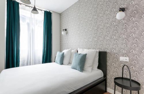 Hopital Saint-Louis Apartment | Lounge in a cosy apartment on Canal Saint-Martin