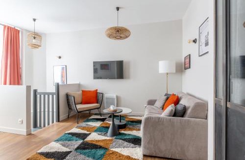 Hopital Saint-Louis Apartment | Lounge in a cosy apartment on Canal Saint-Martin