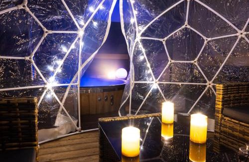 Niederbronn-les-Bains Apartment | Love room avec Spa privatif "la Courtisane" - Sofa Tantra, terasse, bains de soleil - dôme transparent - Naturellement frais -DESIR ROOMS NIEDERBRONN LES BAINS