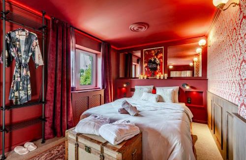 Niederbronn-les-Bains Apartment | Love room avec Spa privatif "la Courtisane" - Sofa Tantra, terasse, bains de soleil - dôme transparent - Naturellement frais -DESIR ROOMS NIEDERBRONN LES BAINS