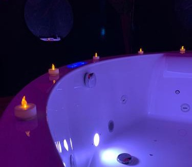 Bonnetable Apartment | Love room avec jacuzzi privé