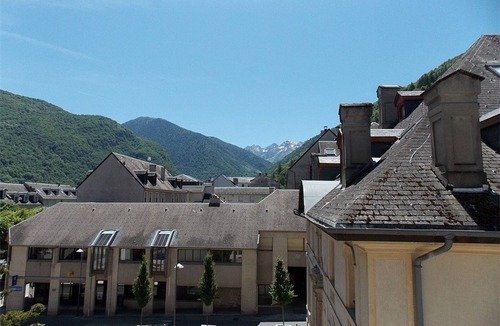 Bagneres-de-Luchon Apartment | Lovely 2BR Apartment for 7 with Wi-Fi and Parking in Luchon