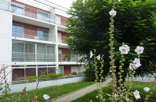 Plerin Apartment | Lovely and charming flat with sea view on the beach