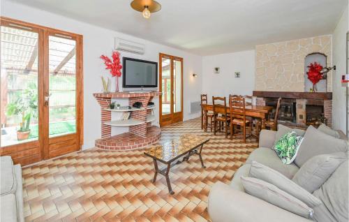 Briare House | Lovely Home In Briare With Sauna