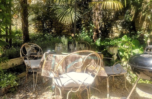 Cadouin Cottage | Lovely, luxuriously decorated house, intimate garden in a historic village