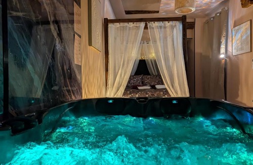 La Mure Apartment | Loveroom Romantique avec Spa et Secret Room - A proximité des Lacs - La Mure