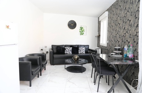 Le Bourget Apartment | Lux Black&White 15 Min To Paris & CDG