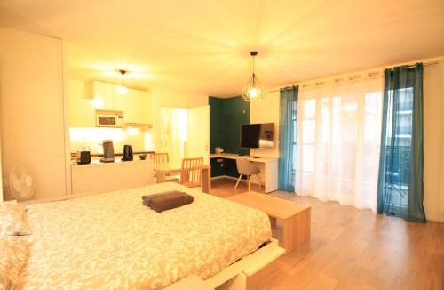 Arpajon Apartment | Luxe Neuf - 8mn pied RER C-Paris-Eiffel Tower, Parking Rue Gratuit, Balcon Privé, Matelas Bultex 160x200, Ascenseur, Hôpital d'Arpajon