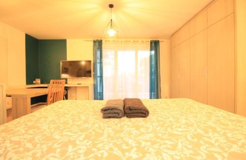 Arpajon Apartment | Luxe Neuf - 8mn pied RER C-Paris-Eiffel Tower, Parking Rue Gratuit, Balcon Privé, Matelas Bultex 160x200, Ascenseur, Hôpital d'Arpajon