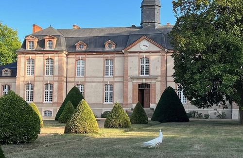 Lombron House | Luxury 5-star chateau bed and breakfast with private pool, services and housekeeping staff