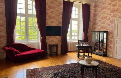 Lombron House | Luxury 5-star chateau bed and breakfast with private pool, services and housekeeping staff