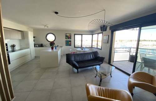 Le Port Apartment | Luxury Air-Conditioned Apartment with Parking and Garage