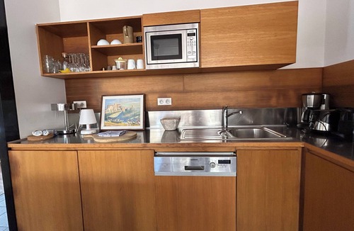 Perpignan House | Luxury air-conditioned 3-bedroom gîte with private terrace and shared swimming pool