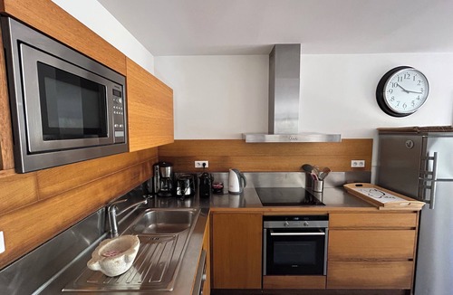 Perpignan House | Luxury air-conditioned 3-bedroom gîte with private terrace and shared swimming pool