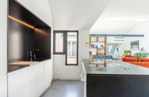 Quartier de la Porte-Saint-Denis Apartment | Luxury Flat With AC "La Verrière du Paradis "