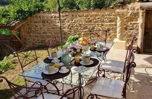 Jure Cottage | Luxury Retreat with Heated Pool, Spa & Sauna in Serene Countryside