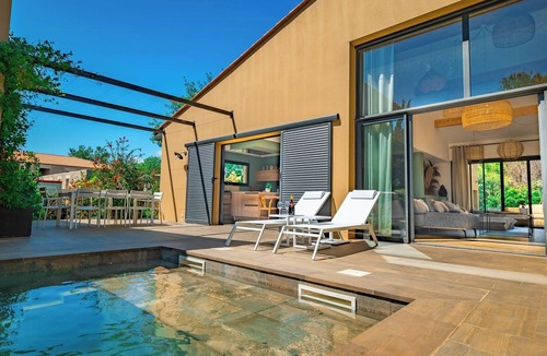 Baho House | Luxury villa with pool in Baho