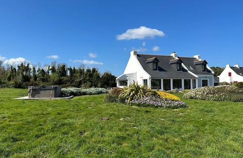 Le Palais House | Magnificent house with swimming pool close to the palace