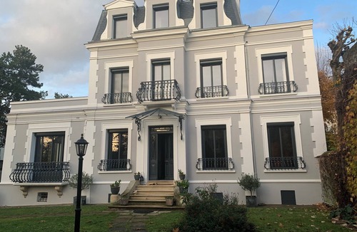 Chatou House | Magnifique Maison Ancienne , Piscine , Joli Jardin Spacieux . 5mn du RER À
