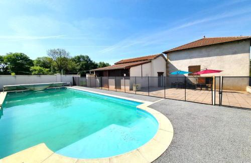 Saint-Hilaire-sous-Charlieu House | Maison paisible avec animaux admis - 15 pers. - FR-1-496-405