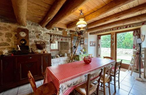 Saugues House | Maison Ancienne au Calme avec Cheminée et Équipements Bébé, Proche de Saugues - FR-1-582-127