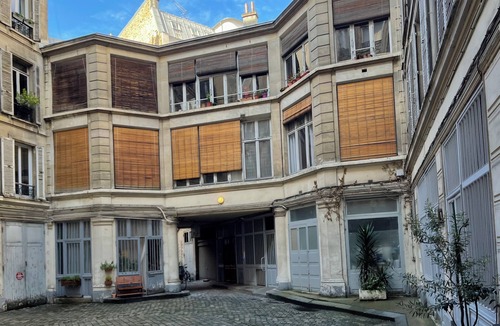 10th Arrondissement House | Maison - Atelier Dartiste au Cœur de Paris à Deux pas du Canal Saint Martin