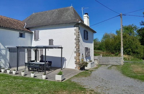 Charritte-de-Bas House | Maison Atypique de 4 Chambres Avec un Grand Jardin Sécurisé