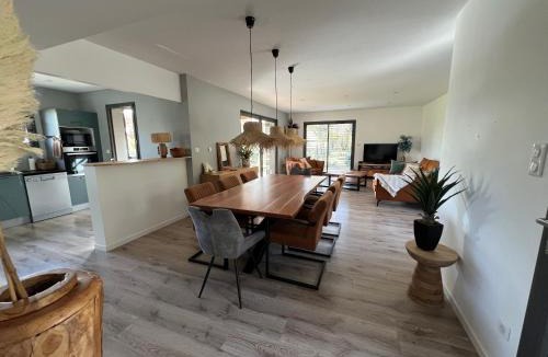 Varaire Villa | Maison avec terrasse en bois et piscine