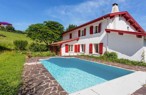 Espelette Villa | Maison basque à Espelette avec piscine, jardin, barbecue et proche du centre - FR-1-4-697