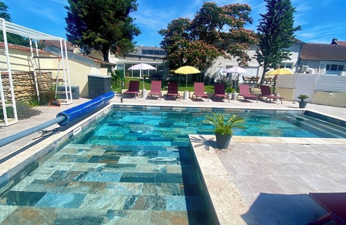 Gueugnon House | Maison Bourgogne 400m2, 2 Piscines Intérieure/extérieure,spa, Commerces à 50m
