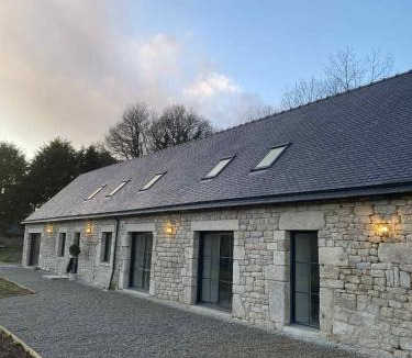 Malguenac House | Maison Bretonne Rénovée, Gîte Les Oiseaux du Paradis