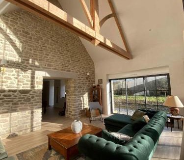 Malguenac House | Maison Bretonne Rénovée, Gîte Les Oiseaux du Paradis