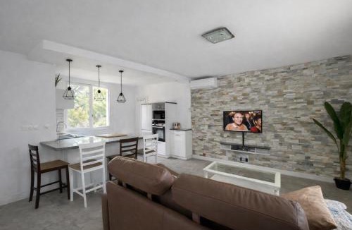 Les Assions House | Maison Climatisee - Grand garage - Exterieur