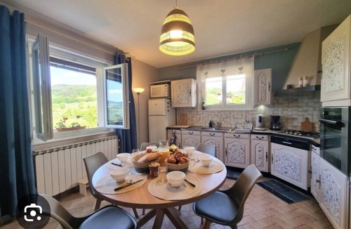Saint-Georges-en-Couzan House | Maison de Campagne Entière Gîte 3 Épis Jardin Extérieur Clos Animaux Admis