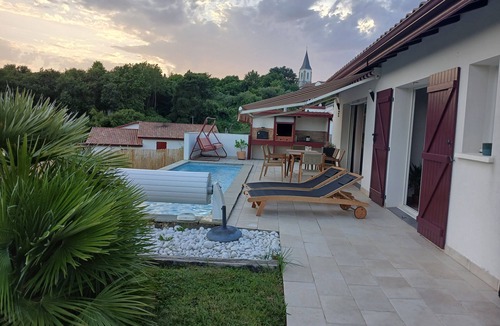 Guiche House | Maison de Campagne Avec Deux Chats et Piscine