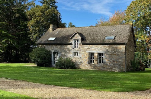 Sixt-sur-Aff House | Maison de Campagne Dans le Parc D'un Manoir du 16e Siècle