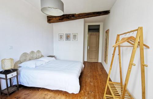 Monflanquin Apartment | Maison de charme spacieuse, terrasse et vue sur la place