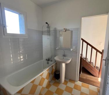 Saint-Pierre-des-Nids House | Maison de village