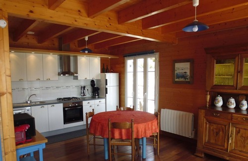 Plozevet House | Maison en bois 3* à 2 pas de la mer et du GR 34, Wifi, Bicycles, Parking, Garden
