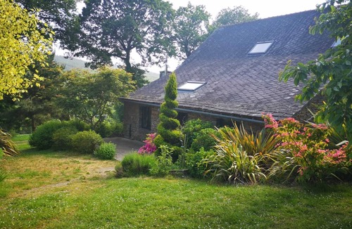 Laniscat House | Maison en Pierre D'ardoise, sur Flanc de Collines et Près des Sentiers de Nature
