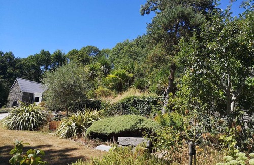 Laniscat House | Maison en Pierre D'ardoise, sur Flanc de Collines et Près des Sentiers de Nature